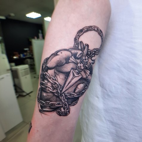 Татуировка в стиле тату графика сердце в цепях