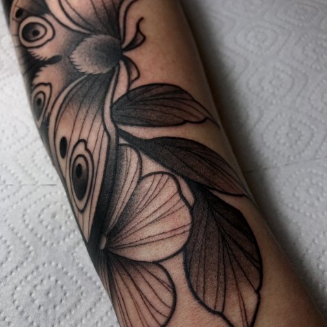 Татуировка в стиле нью скул тату цветы 