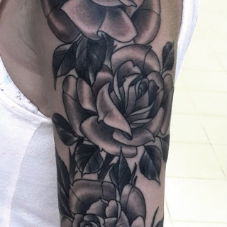 Татуировка в стиле блек энд грей розы