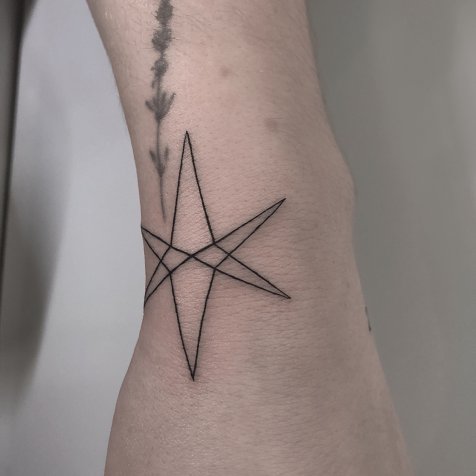 Татуировка в стиле лайнворк тату символ
