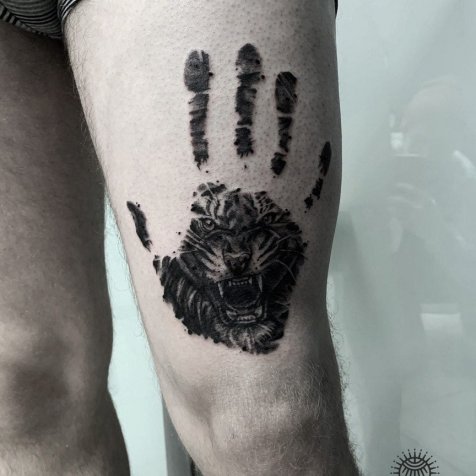 Татуировка в стиле блэкворк тату отпечаток