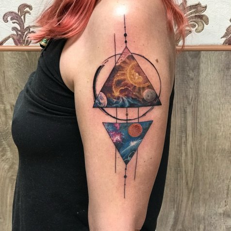 Татуировка в стиле цветная татуировка космос и геометрия