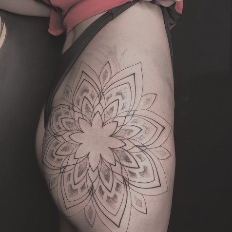 Татуировка в стиле тату геометрия мандала