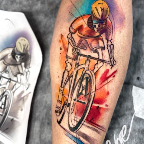 Татуировка в стиле цветная татуировка велосипедист 