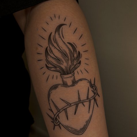 Татуировка в стиле тату графика сердце и пламя