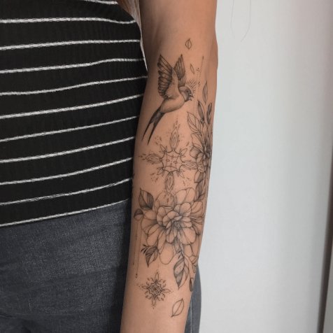 Татуировка в стиле тату графика 