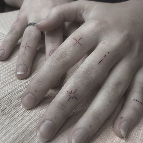 Татуировка в стиле тату графика пальцы
