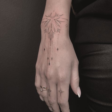 Татуировка в стиле тату графика кисть