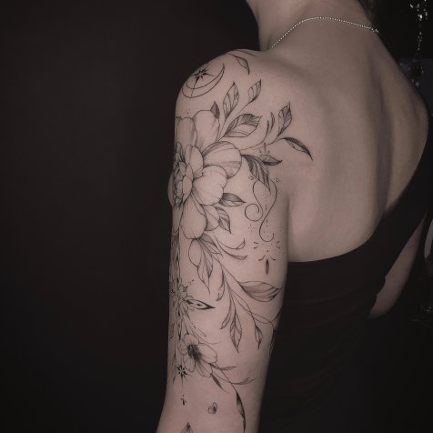 Татуировка в стиле тату графика цветы