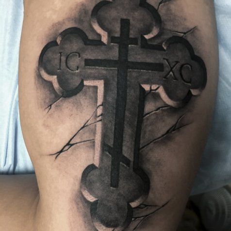 Татуировка в стиле тату реализм крест