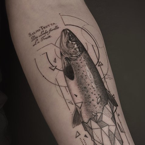 Татуировка в стиле тату графика 