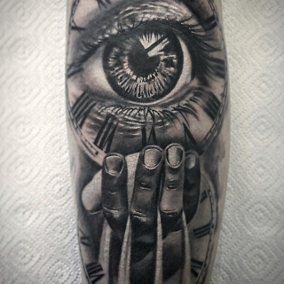 Татуировка в стиле тату реализм глаз в часах